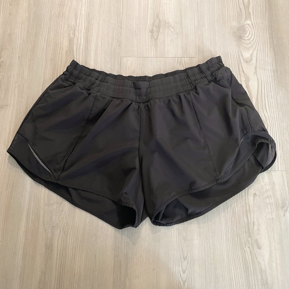 Lululemon Hotty Hot 2.5” shorts